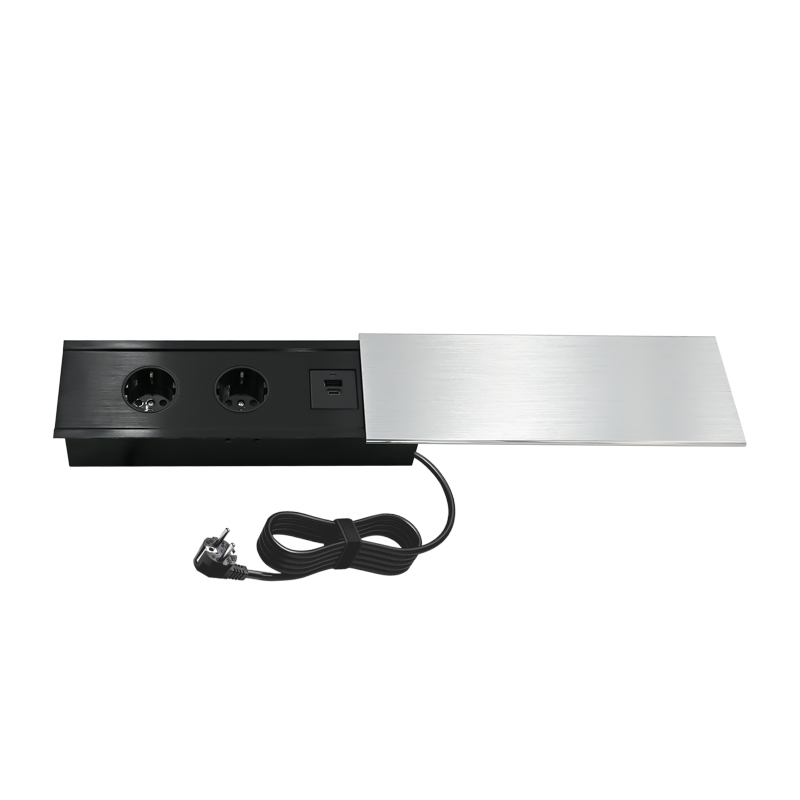 Sliding cover socket