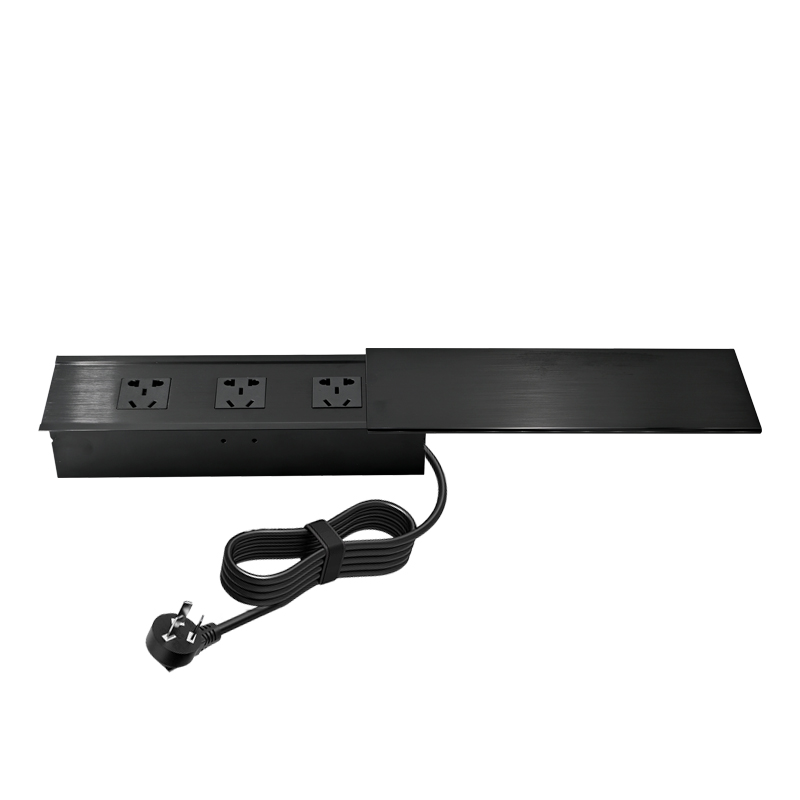 Sliding cover socket